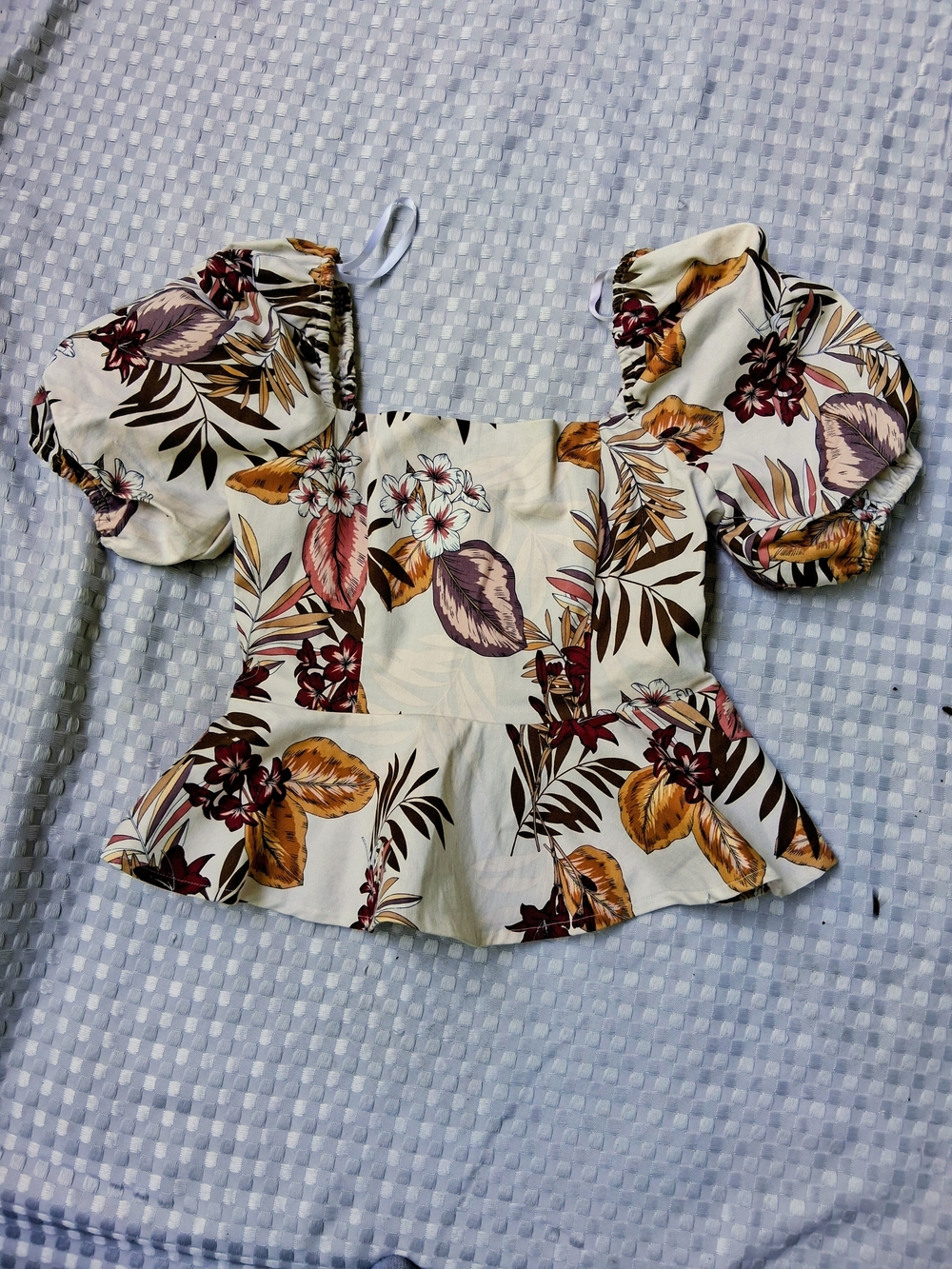 ELA Womens Floral Puff Sleeve Peplum Top - Cream/Multicolor. Size M